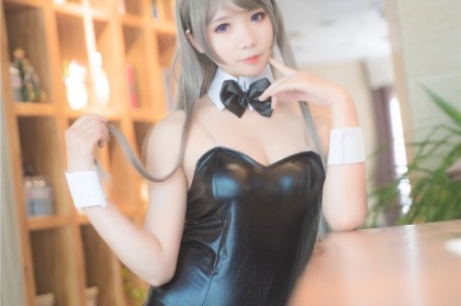 海角论坛特写：沙滩派对后疑似情侣档互动的瞬间，成为热议焦点